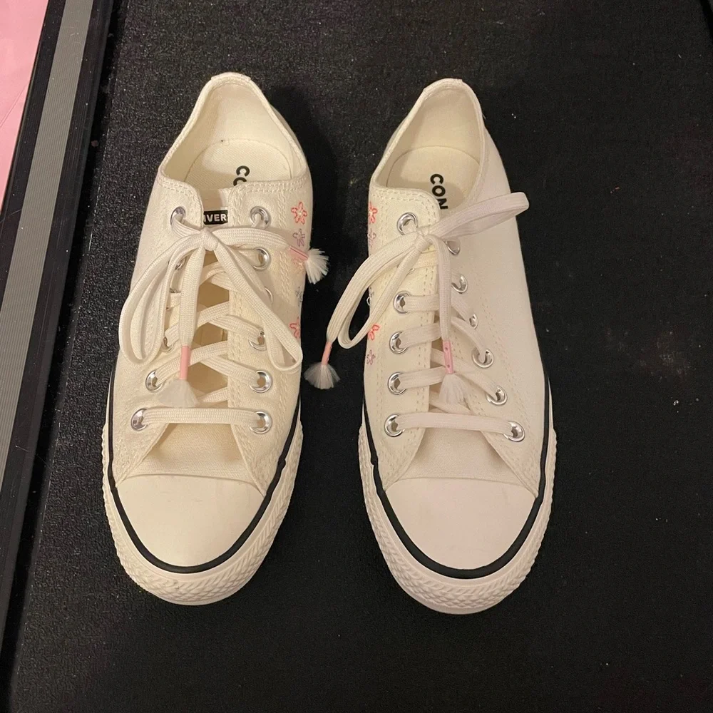 Converse Chuck Taylor’s All Star White‎ Canvas Sneakers with Embroidered Floral